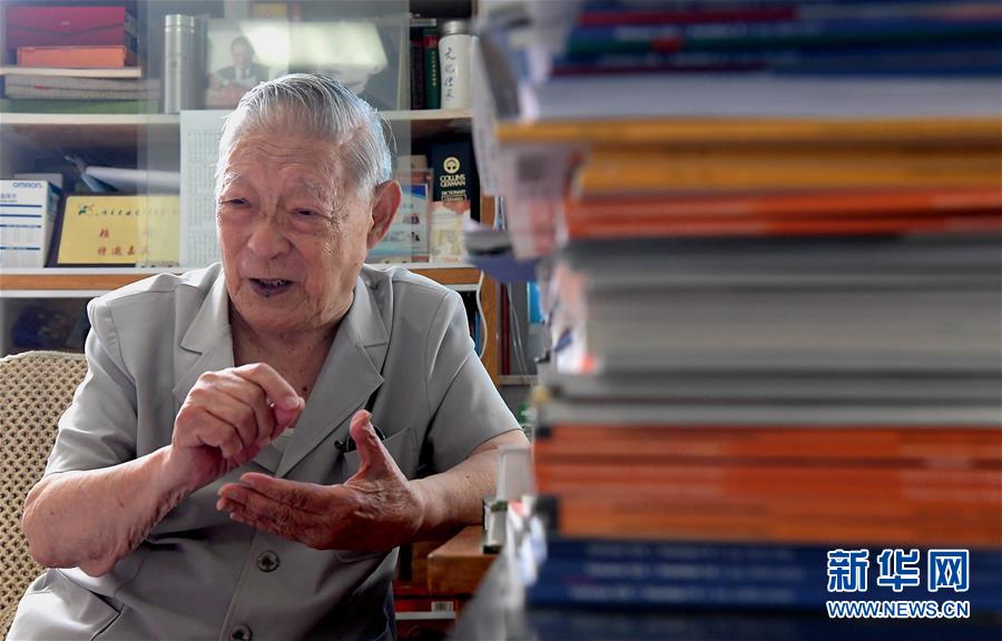 (愛(ài)國(guó)者 奮斗情·圖文互動(dòng))(3)用醫(yī)術(shù)和道德守護(hù)“光明”——全國(guó)道德模范99歲眼科專家張效房的人生軌跡