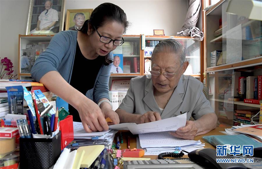 (愛(ài)國(guó)者 奮斗情·圖文互動(dòng))(4)用醫(yī)術(shù)和道德守護(hù)“光明”——全國(guó)道德模范99歲眼科專家張效房的人生軌跡