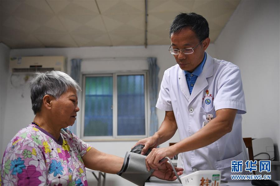 (新華全媒頭條·圖文互動)(3)伶仃洋邊“守門”人——記堅(jiān)守海島32年的黨員醫(yī)生王桂湘