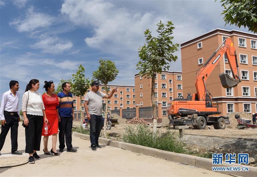 (決戰(zhàn)決勝脫貧攻堅(jiān)·圖文互動(dòng))(1)拋在舊鄉(xiāng)的“火墻”——新疆易地扶貧搬遷安置點(diǎn)見聞