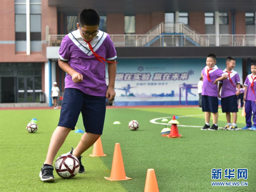 （體育&middot;圖文互動(dòng)）（2）（在習(xí)近平新時(shí)代中國特色社會(huì)主義思想指引下&mdash;&mdash;新時(shí)代新作為新篇章&middot;總書記關(guān)心的百姓身邊事）奔跑吧，少年！&mdash;&mdash;體育讓孩子們插上強(qiáng)壯的翅膀（配本社同題文字稿）