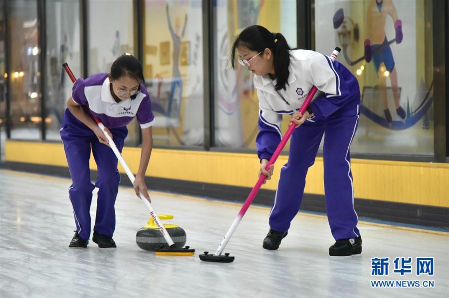 （體育&middot;圖文互動(dòng)）（4）（在習(xí)近平新時(shí)代中國特色社會(huì)主義思想指引下&mdash;&mdash;新時(shí)代新作為新篇章&middot;總書記關(guān)心的百姓身邊事）奔跑吧，少年！&mdash;&mdash;體育讓孩子們插上強(qiáng)壯的翅膀（配本社同題文字稿）