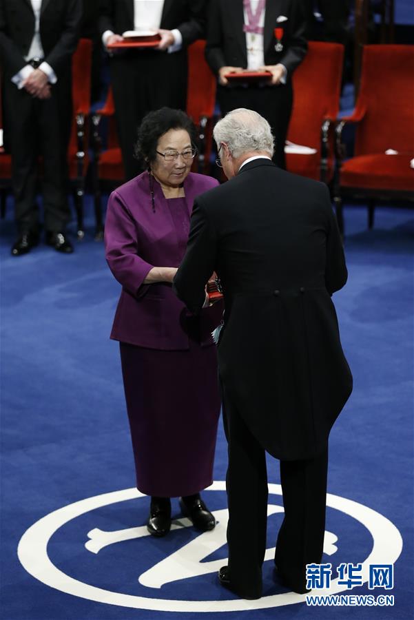 (壯麗70年·奮斗新時(shí)代——共和國榮光·圖文互動)(3)屠呦呦:與青蒿結(jié)緣 用中醫(yī)藥造福世界