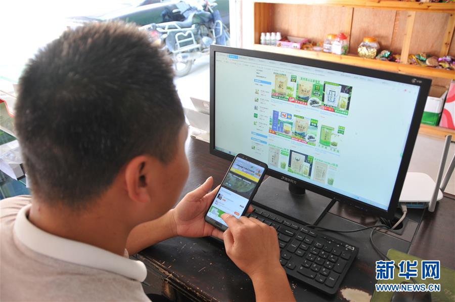 (在習近平新時代中國特色社會主義思想指引下——新時代新作為新篇章·總書記關(guān)心的百姓身邊事·圖文互動)(1)手機成為“新農(nóng)具” 莊戶人變“新店家”——農(nóng)村電商助力農(nóng)民豐收