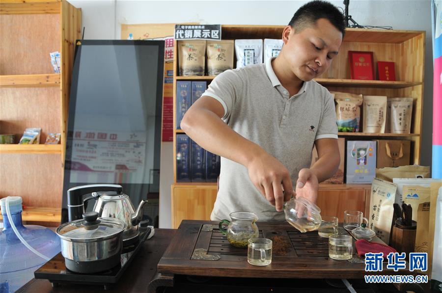 (在習近平新時代中國特色社會主義思想指引下——新時代新作為新篇章·總書記關(guān)心的百姓身邊事·圖文互動)(2)手機成為“新農(nóng)具” 莊戶人變“新店家”——農(nóng)村電商助力農(nóng)民豐收