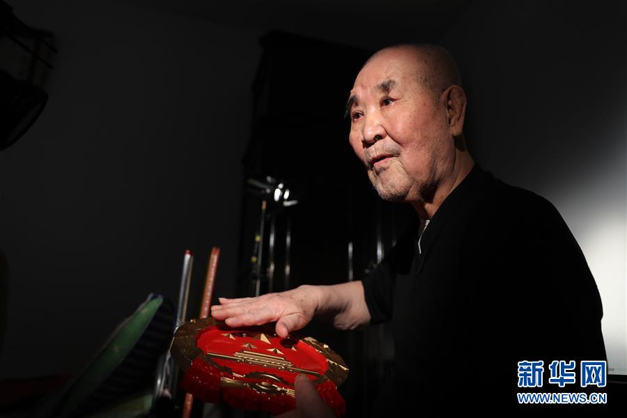 (圖文互動(dòng))(1)難忘:第一枚金屬國(guó)徽的金色記憶