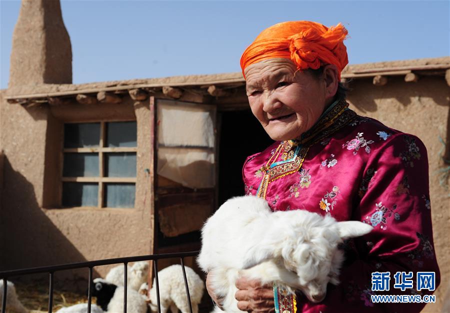 (壯麗70年·奮斗新時(shí)代——共和國(guó)榮光·圖文互動(dòng))(2)都貴瑪:草原最美的額吉