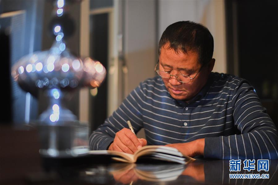 （在習(xí)近平新時(shí)代中國(guó)特色社會(huì)主義思想指引下&mdash;&mdash;新時(shí)代新作為新篇章&middot;總書記關(guān)心的百姓身邊事&middot;圖文互動(dòng)）（5）一本&ldquo;村官&rdquo;日記里的扶貧路&mdash;&mdash;小故事里的大情懷之四