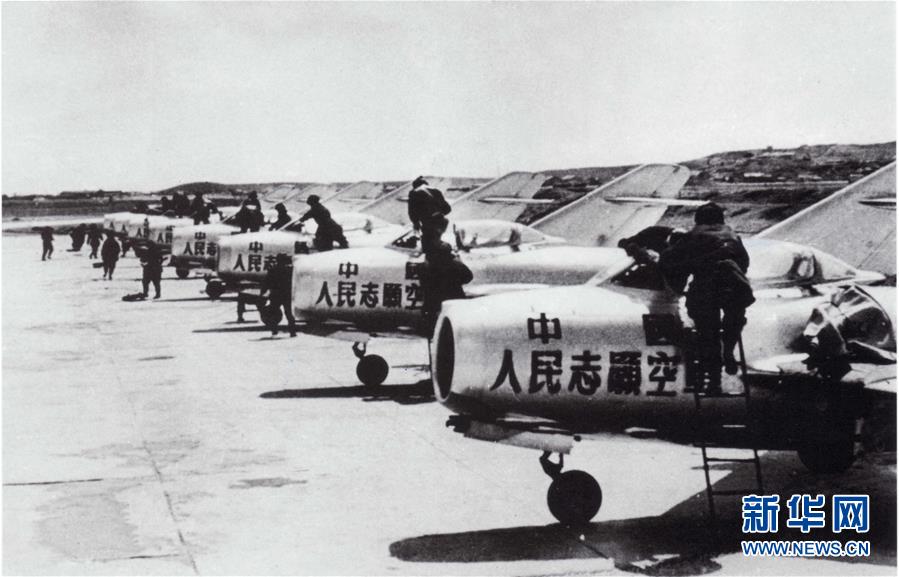 （新華全媒頭條&middot;人民空軍70年&middot;圖文互動）（3）陽光照耀奮飛的航程&mdash;&mdash;黨中央、中央軍委和習主席關心人民空軍建設發(fā)展紀實