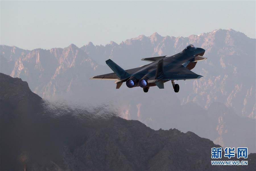 （新華全媒頭條&middot;人民空軍70年&middot;圖文互動）（14）陽光照耀奮飛的航程&mdash;&mdash;黨中央、中央軍委和習主席關心人民空軍建設發(fā)展紀實