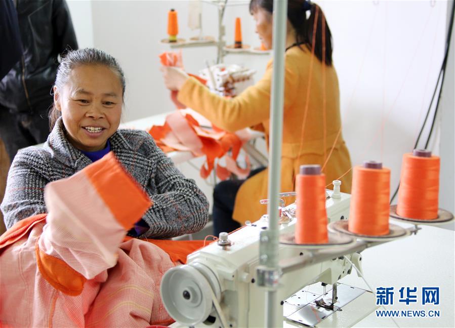 （四中全會(huì)精神在基層&middot;圖文互動(dòng)）（1）特寫(xiě)：麻將桌&ldquo;失業(yè)&rdquo;記