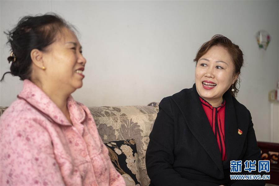 (愛(ài)國(guó)情 奮斗者·圖文互動(dòng))(1)任紅梅:陽(yáng)泉段南溝社區(qū)居民的“貼心人”