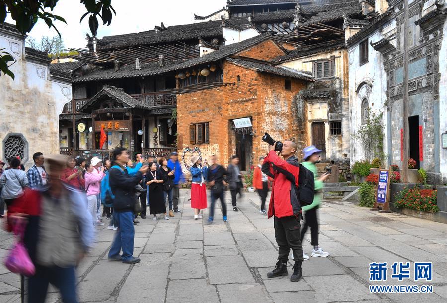（圖文互動）（11）鄉(xiāng)村攝影師、鄉(xiāng)村&ldquo;模特&rdquo;、民宿店主&mdash;&mdash;鄉(xiāng)村旅游推動婺源農(nóng)民生活方式發(fā)生新變化