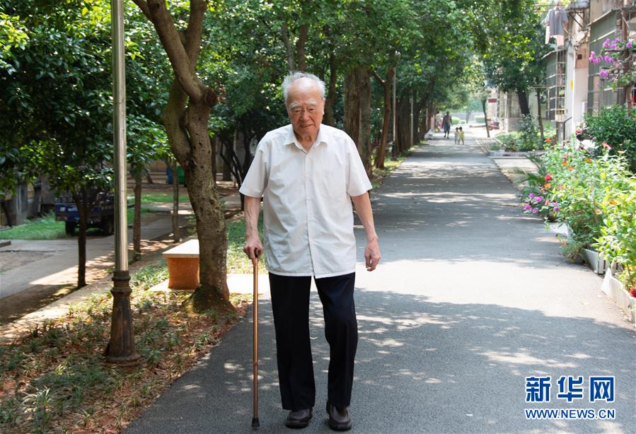 （新華全媒頭條&middot;圖文互動）（9）滄海橫流 信仰彌堅&mdash;&mdash;記共產(chǎn)黨員、湘潭大學(xué)九旬教授滄南