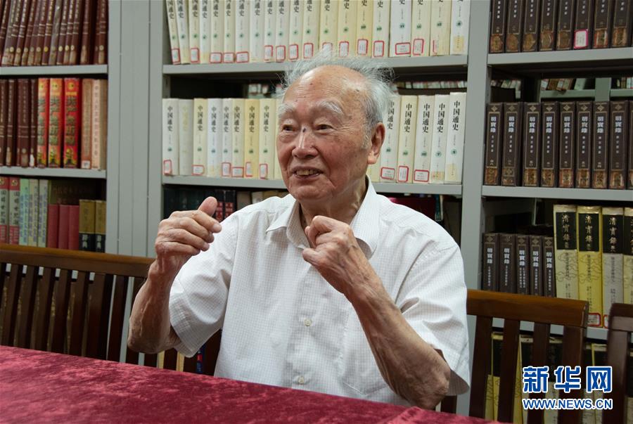 （新華全媒頭條&middot;圖文互動）（5）滄海橫流 信仰彌堅&mdash;&mdash;記共產(chǎn)黨員、湘潭大學(xué)九旬教授滄南