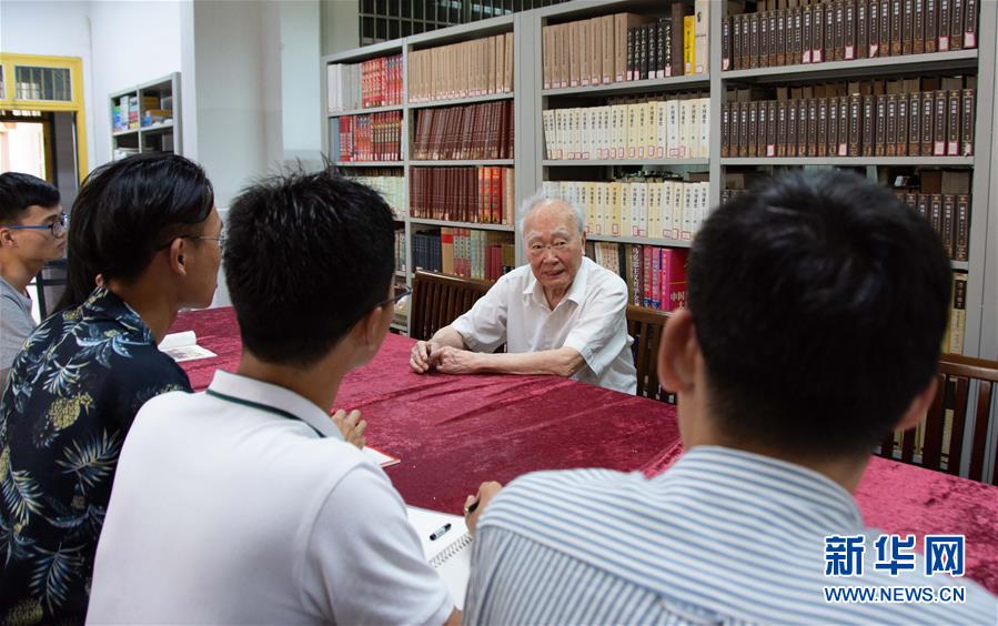 （新華全媒頭條&middot;圖文互動）（4）滄海橫流 信仰彌堅&mdash;&mdash;記共產(chǎn)黨員、湘潭大學(xué)九旬教授滄南