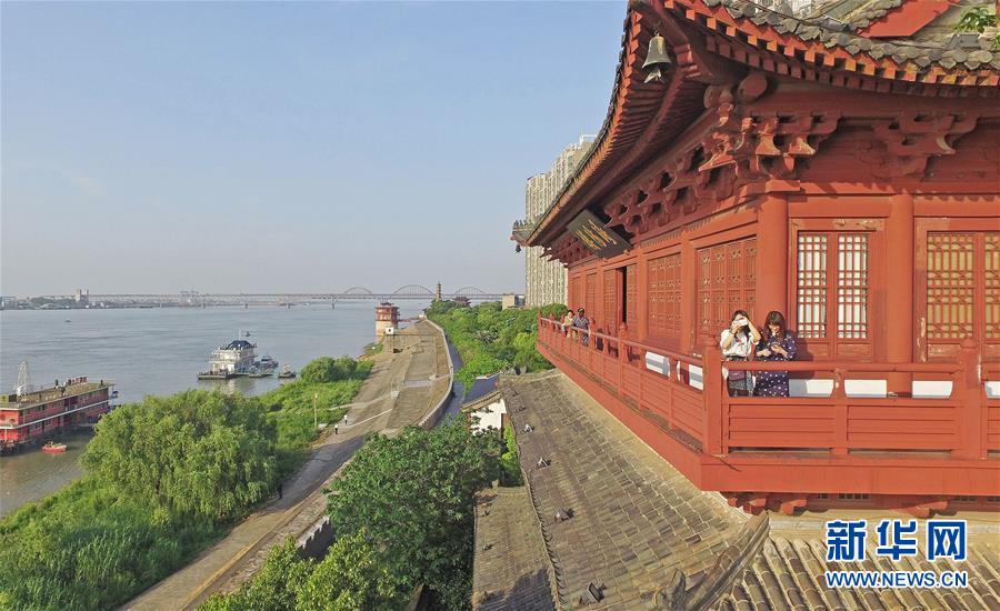 (在習(xí)近平新時(shí)代中國(guó)特色社會(huì)主義思想指引下——新時(shí)代新作為新篇章·總書(shū)記關(guān)切高質(zhì)量發(fā)展·圖文互動(dòng))(2)在藍(lán)天白云下——污染防治攻堅(jiān)戰(zhàn)持續(xù)推進(jìn)