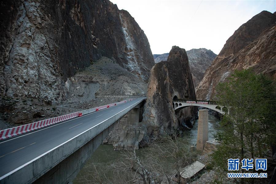 （新華全媒頭條&middot;圖文互動）（8）格?；ㄩ_滿天路&mdash;&mdash;寫在川藏公路通車65周年之際