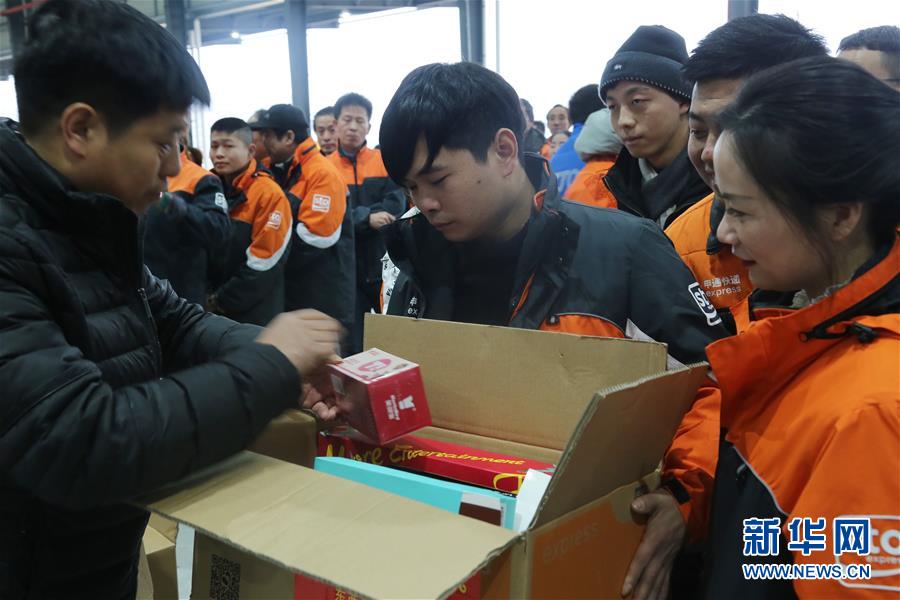 （圖文互動(dòng)）（3）特寫：全國道德模范為&ldquo;快遞小哥&rdquo;送&ldquo;愛心禮包&rdquo;