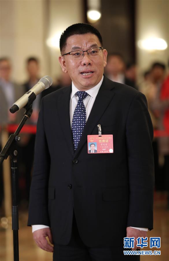 （兩會(huì)&middot;面對(duì)面）（10）全國人大代表接受采訪