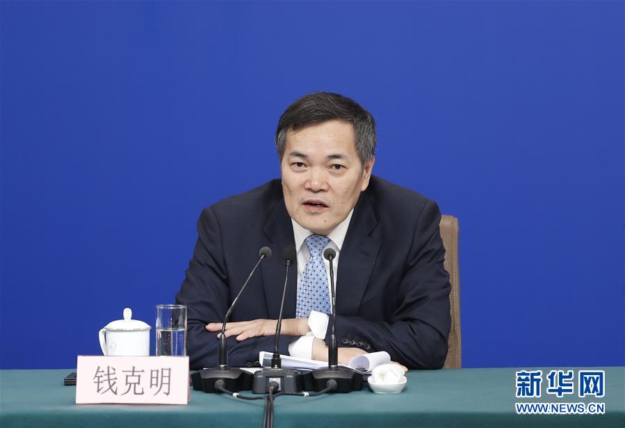 (兩會(huì)·XHDW)(6)商務(wù)部部長(zhǎng)鐘山等就“促進(jìn)形成強(qiáng)大國(guó)內(nèi)市場(chǎng) 推動(dòng)全方位對(duì)外開放”答記者問(wèn)