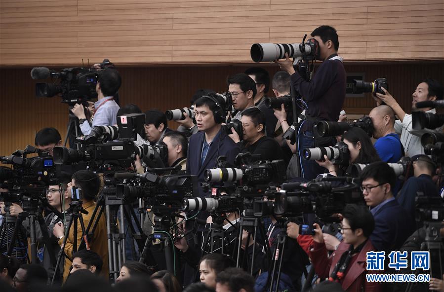 (兩會·XHDW)(9)商務(wù)部部長鐘山等就“促進(jìn)形成強(qiáng)大國內(nèi)市場 推動(dòng)全方位對外開放”答記者問