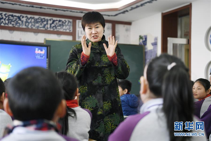 （兩會&middot;圖片故事）（5）全國人大代表馬恒燕：讓城鄉(xiāng)學(xué)生共享&ldquo;互聯(lián)網(wǎng)+教育&rdquo;優(yōu)質(zhì)資源