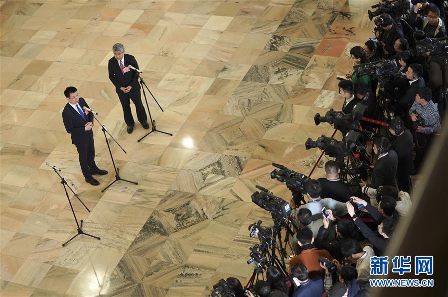 （兩會&middot;面對面&middot;XHDW）（18）全國政協(xié)委員接受采訪