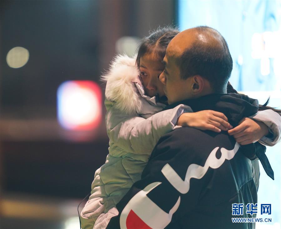 (新春走基層·圖文互動)(7)站臺上的“兩塊表”