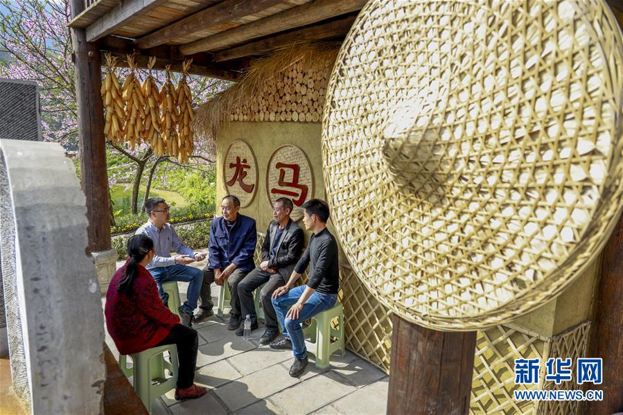 (新華全媒頭條·圖文互動)(2)為基層松綁減負 促干部擔(dān)當(dāng)作為——以習(xí)近平同志為核心的黨中央推進“基層減負年”工作綜述