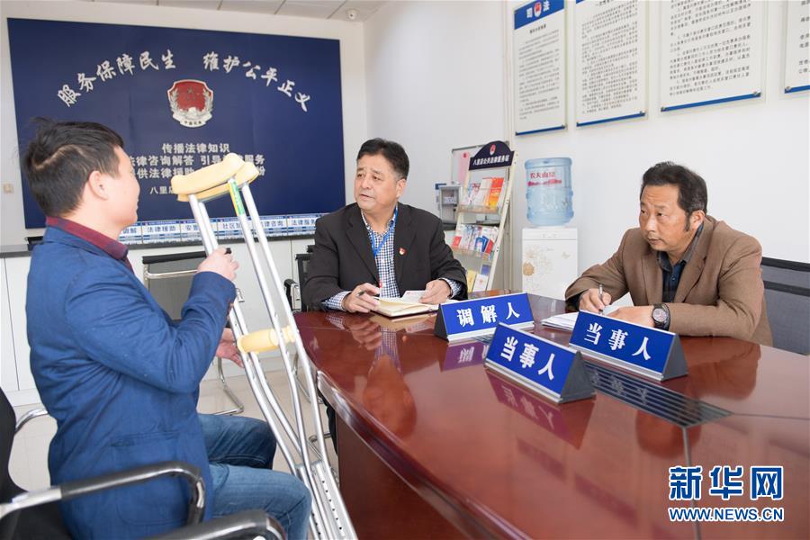 (新華全媒頭條·圖文互動)(9)為基層松綁減負 促干部擔(dān)當(dāng)作為——以習(xí)近平同志為核心的黨中央推進“基層減負年”工作綜述