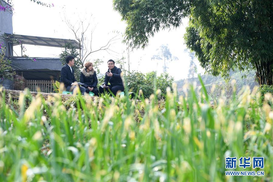 (新華全媒頭條·圖文互動)(12)為基層松綁減負 促干部擔(dān)當(dāng)作為——以習(xí)近平同志為核心的黨中央推進“基層減負年”工作綜述