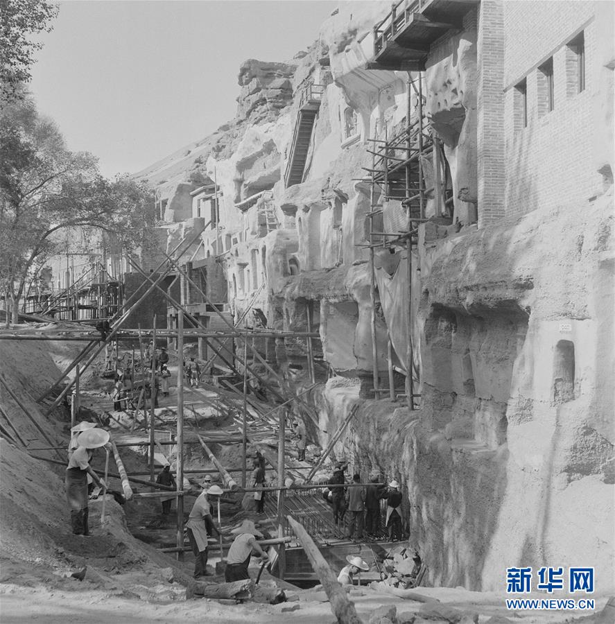 (時代先鋒·圖文互動)(4)此生不悔入沙海 勇?lián)厝问家娊?mdash;—敦煌研究院文物保護(hù)利用群體群像