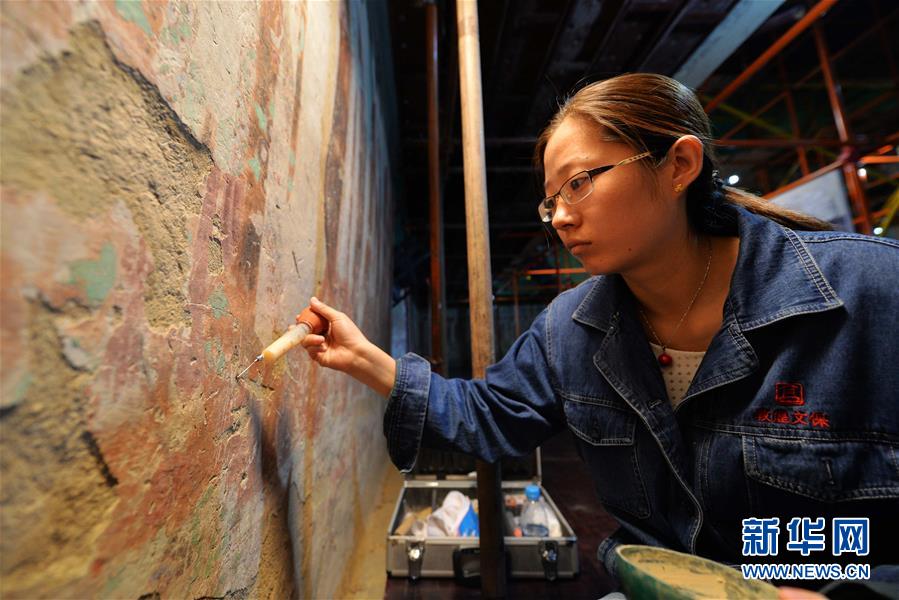 (時代先鋒·圖文互動)(8)此生不悔入沙海 勇?lián)厝问家娊?mdash;—敦煌研究院文物保護(hù)利用群體群像