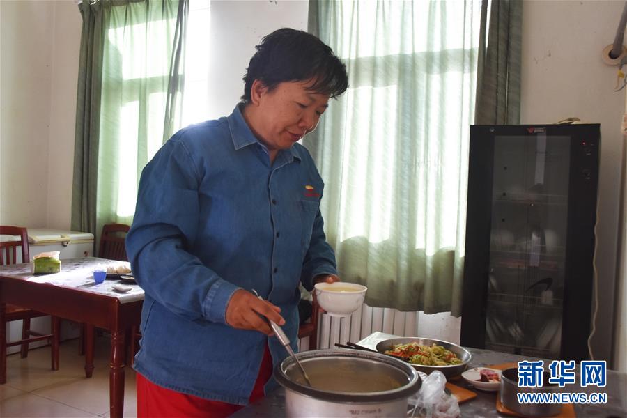 (新華全媒頭條·圖文互動(dòng))(10)塔克拉瑪干的“播綠使者”——中科院新疆生態(tài)與地理研究所高級(jí)工程師常青的故事