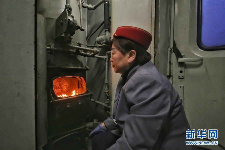 （新春走基層&middot;圖文互動(dòng)）（2）小康路上，與&ldquo;小慢車&rdquo;同行&mdash;&mdash;長(zhǎng)白山區(qū)綠皮火車二三事