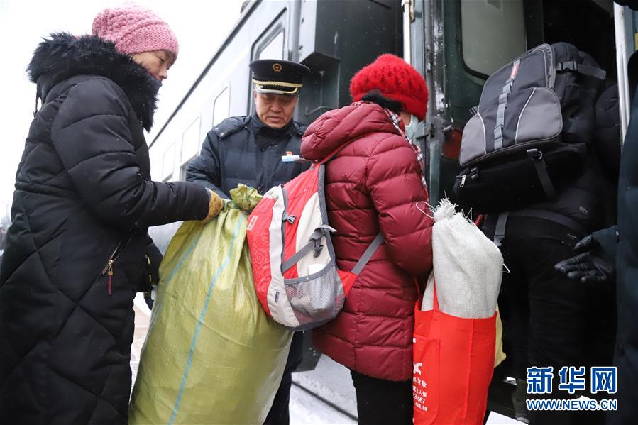（新春走基層&middot;圖文互動(dòng)）（4）小康路上，與&ldquo;小慢車&rdquo;同行&mdash;&mdash;長(zhǎng)白山區(qū)綠皮火車二三事