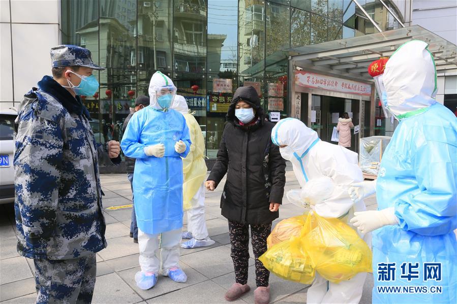 （新華全媒頭條&middot;圖文互動(dòng)）（1）黨旗，高高飄揚(yáng)在防控疫情斗爭(zhēng)第一線(xiàn)&mdash;&mdash;各級(jí)黨組織和廣大黨員干部投身疫情防控阻擊戰(zhàn)紀(jì)實(shí)