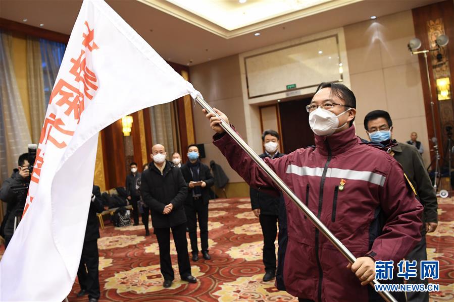 （新華全媒頭條&middot;圖文互動(dòng)）（3）黨旗，高高飄揚(yáng)在防控疫情斗爭(zhēng)第一線(xiàn)&mdash;&mdash;各級(jí)黨組織和廣大黨員干部投身疫情防控阻擊戰(zhàn)紀(jì)實(shí)