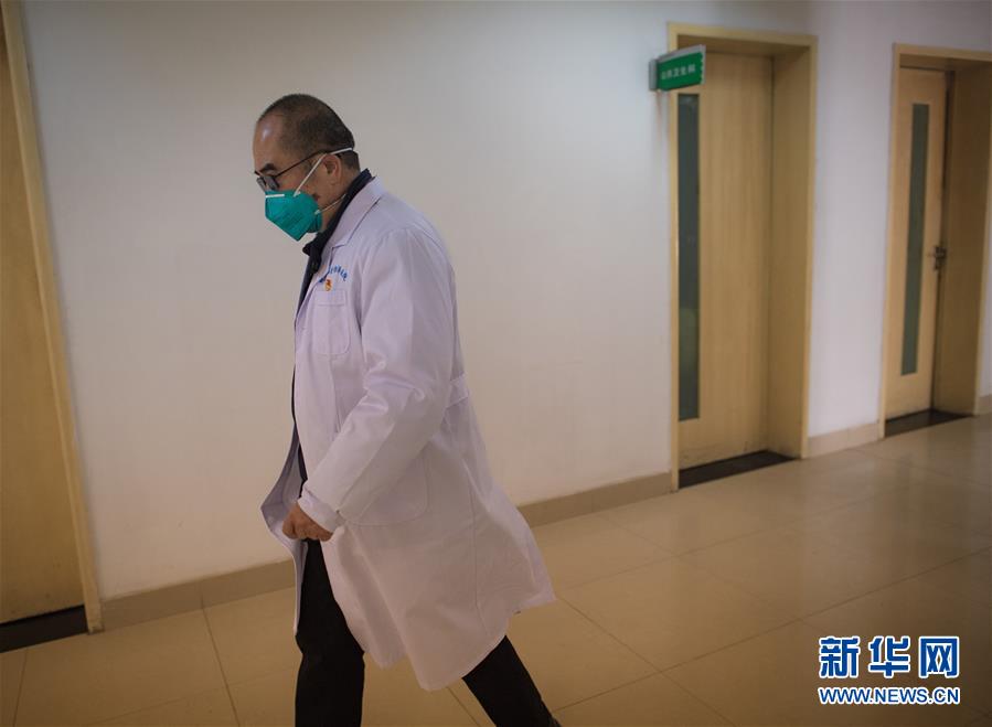 (新華全媒頭條·聚焦疫情防控·圖文互動)(8)拼漸凍生命 與疫魔競速——記疫情“風(fēng)暴眼”中武漢金銀潭醫(yī)院院長張定宇