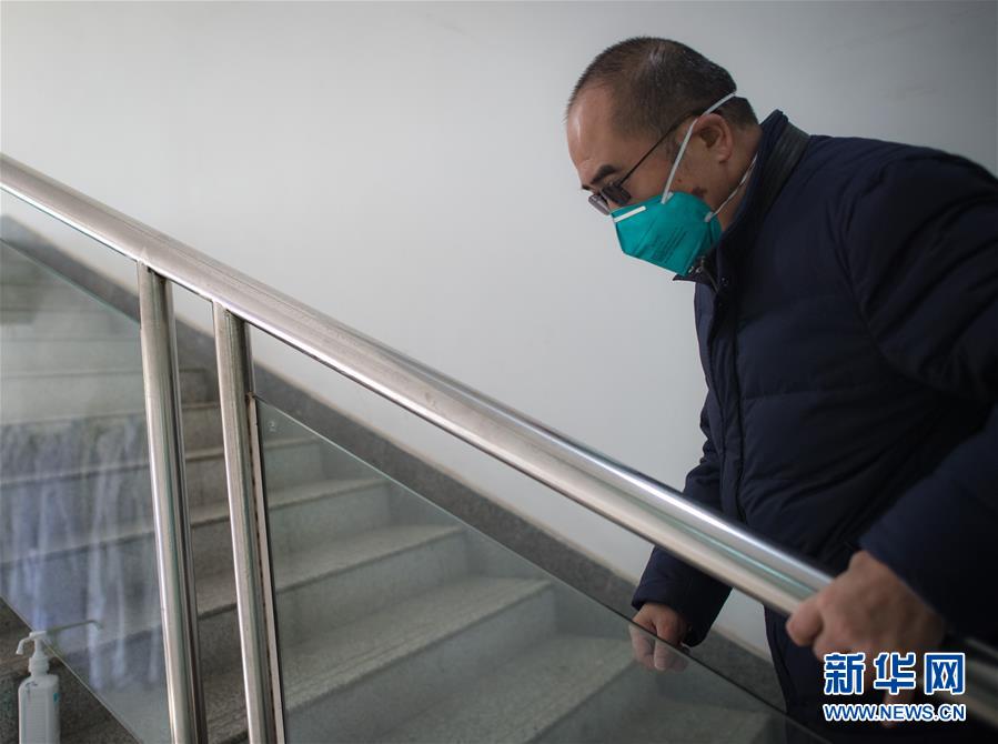 (新華全媒頭條·聚焦疫情防控·圖文互動)(11)拼漸凍生命 與疫魔競速——記疫情“風(fēng)暴眼”中武漢金銀潭醫(yī)院院長張定宇