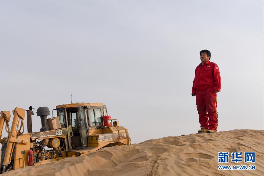 （新春走基層&middot;圖文互動(dòng)）（1）特寫：與車為伴，獨(dú)行沙海