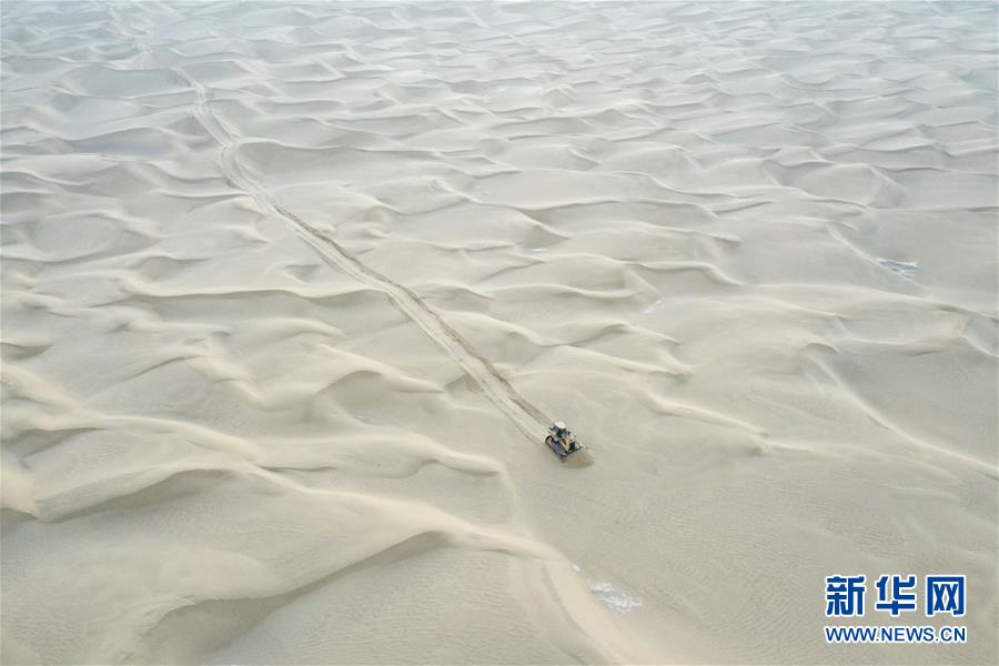 （新春走基層&middot;圖文互動(dòng)）（2）特寫：與車為伴，獨(dú)行沙海