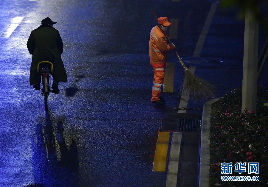 (新華全媒頭條)(10)非常“10+1”——武漢春節(jié)假期延長(zhǎng)第一天掃描