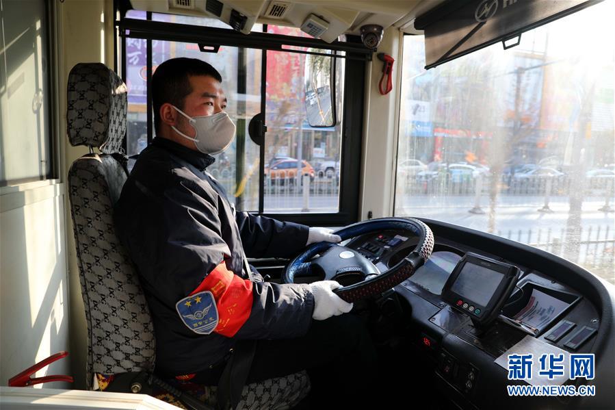 （聚焦疫情防控&middot;圖文互動）（1）疫情下的公交司機：只要有一名乘客，我們也要堅守！