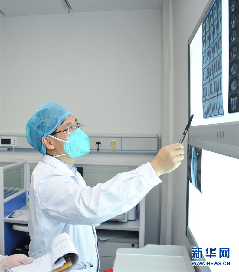 （新華全媒頭條&middot;圖文互動）（6）戰(zhàn)紅區(qū)！&mdash;&mdash;發(fā)生在武漢抗疫隔離病房內(nèi)的故事