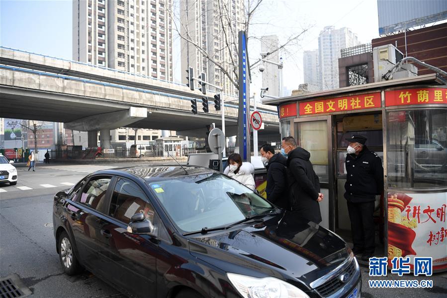 (在習近平新時代中國特色社會主義思想指引下——新時代新作為新篇章·習近平總書記關(guān)切事·圖文互動)(2)當億萬只手緊握在一起……——戰(zhàn)“疫”一線感受中國力量