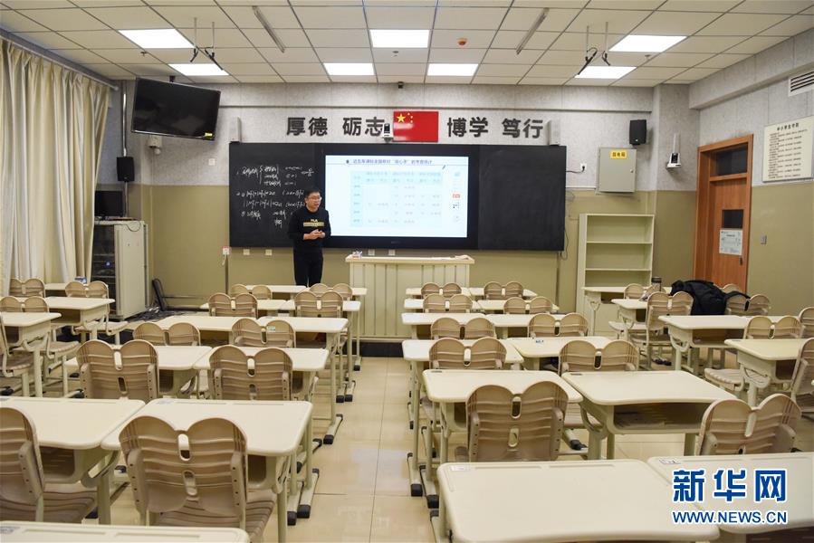 (聚焦疫情防控·圖文互動(dòng))(2)特寫:一個(gè)人的錄播