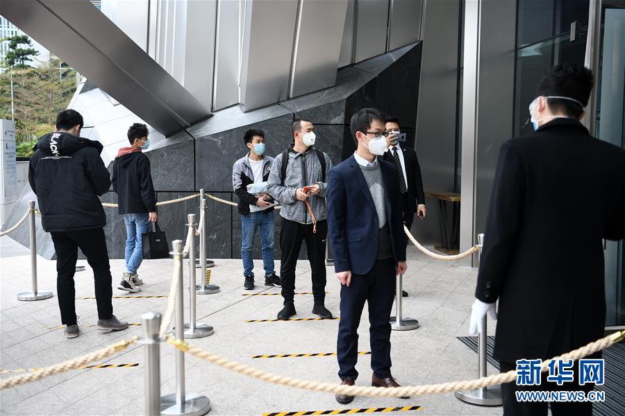 (聚焦疫情防控·圖文互動)(7)嚴守三大關(guān)口 蓄力復工復產(chǎn)——最大移民城市深圳的抗“疫”突圍戰(zhàn)