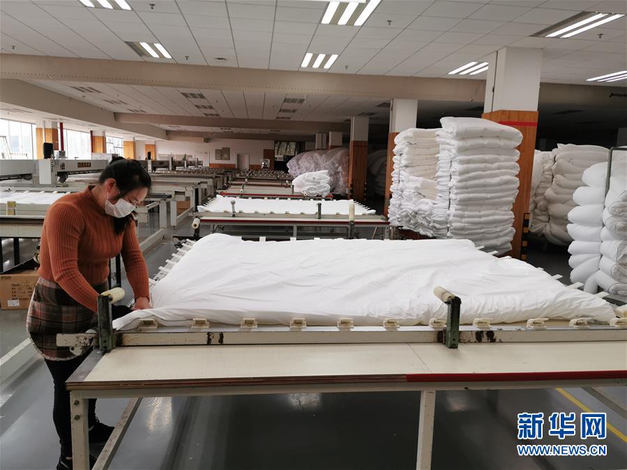 (來(lái)自經(jīng)濟(jì)前沿的故事·企業(yè)復(fù)工復(fù)產(chǎn)·圖文互動(dòng))(1)“開(kāi)門(mén)紅包”變“消毒迎門(mén)”——長(zhǎng)沙高新區(qū)一家企業(yè)復(fù)工的“拼勁”